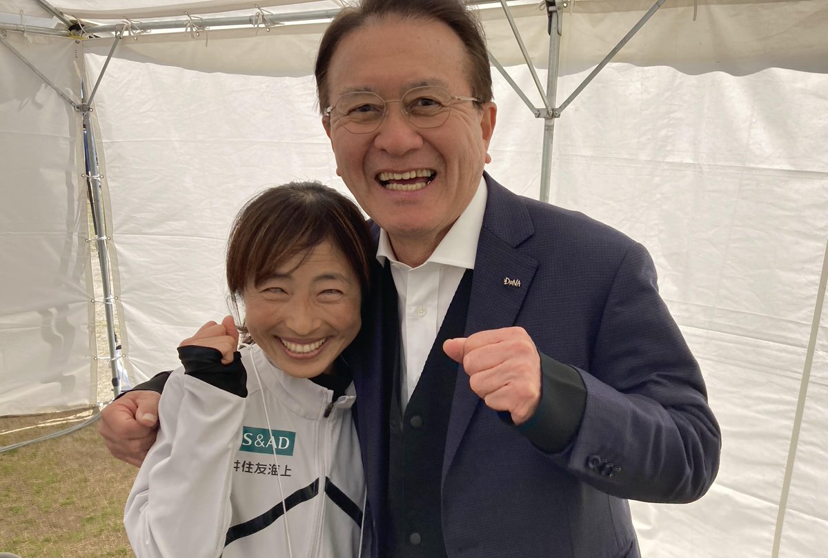 SekoToshihiko's tweet photo. 先日の福岡大濠公園でのイベントで、
#パラリンピック 女子マラソンの金、銀、銅の3つのメダルを持っている
#道下美里 選手と久々に会いました！
いつも元気で明るい道下さん！
また、一緒に仕事しようね！
それにしてもメダルの数、すごいな・・・。笑 https://t.co/rouH6ch68X