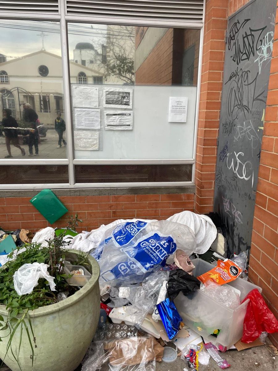 mianvahe's tweet photo. La Secretaría de Educación de Bogotá dijo antes de salir al receso de Semana Santa: "Nos ocuparemos con urgencia" Hoy Lunes de Pascua, llegamos y encontramos el colegio Gerardo Paredes del Rincón de Suba invadido de habitantes de calle, lleno de excremento, basura, invadido y con pésimos olores. ¿Dónde está el alcalde? ¿Por qué nos abandona de esta forma al caos y la inmundicia? ¿Por qué los niños y jóvenes no merecemos respeto?