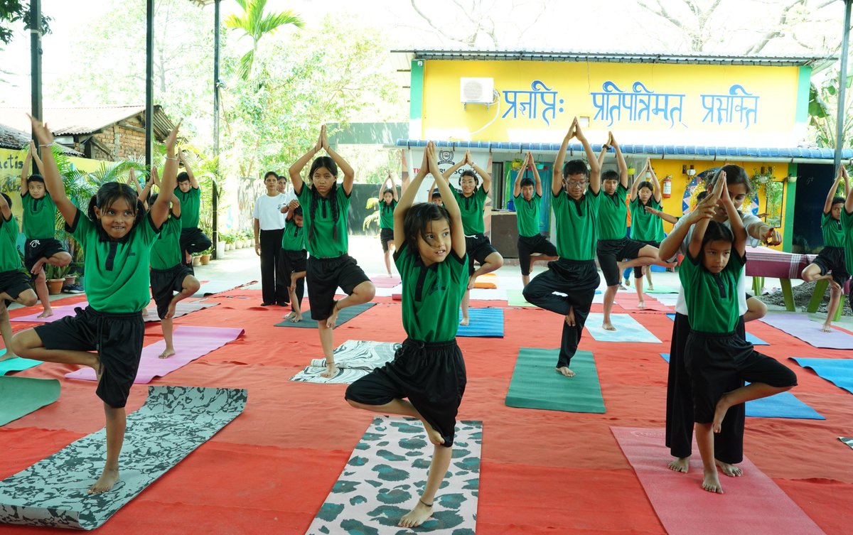 “100 दिन योग अभियान” के अंतर्गत #rtcssbsalonibari की केंद्रीय योग टीम द्वारा TKC School, गोराईमारी (तेजपुर) में अध्यापिकाओं एवं छात्र-छात्राओं के साथ योग कार्यक्रम का सफल आयोजन किया गया।
<a href="/SSB_INDIA/">Sashastra Seema Bal</a> 
<a href="/SSBFTRTEZPUR_/">SSBFTRTEZPUR</a>
<a href="/HMOIndia/">गृहमंत्री कार्यालय, HMO India</a>
<a href="/moayush/">Ministry of Ayush</a>
<a href="/FitIndiaOff/">Fit India Movement</a>
#100दिनयोगअभियान 
#tkcworldschool