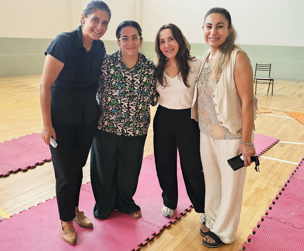 “Taller para Familias:Celebrando la Diversidad”
Participaron integrantes de la Policía, del <a href="/ISSPSanLuis/">Instituto Superior de Seguridad Publica San Luis</a> y Servicio Penitenciario, junto a sus familias.
La actividad se desarrolló en el Polideportivo del ISSP, en el marco del Día Mundial de la Concientización sobre el Autismo