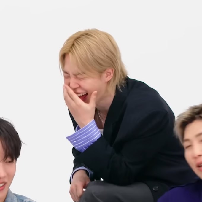 chels ⭐️ is seeing bts ♡ tweet media