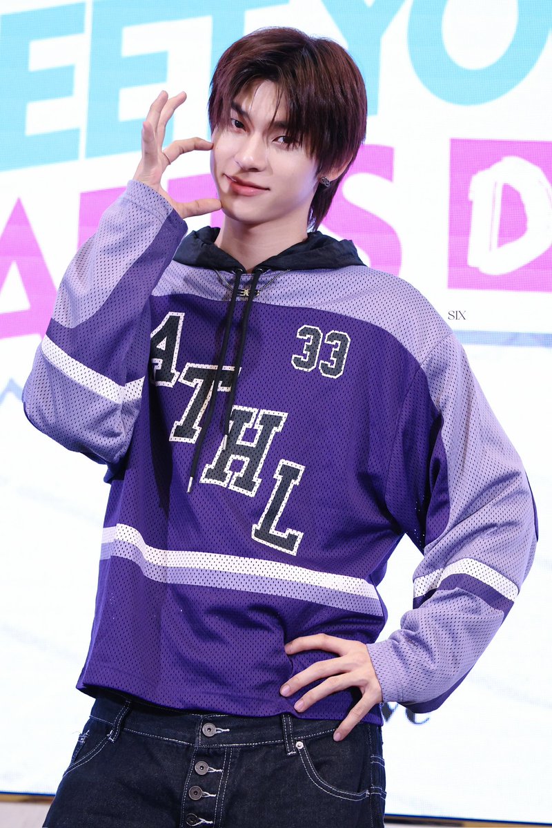 𝐒 𝐈 𝐗 tweet media