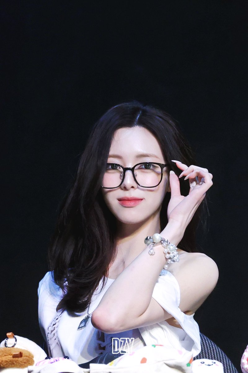 DZY0708's tweet photo. 260405 MS
👓
#유나 #있지 
#YUNA #ITZY https://t.co/hgNDEvnM4P
