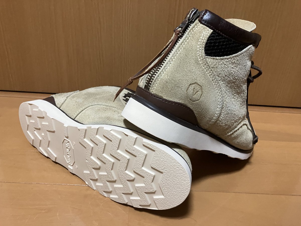 smoky_crafter's tweet photo. visvimのブーツのソール交換した！

もう十年以上履いてて、ソールがカチコチに硬くなって剝がれてきたから地元の修理屋さんにお願いした

同じソールは入手できないんでビブラムソールに交換してもらったんだけど、オリジナルの雰囲気を壊さないように直してくれて大満足！！

またガンガン履けるー♪ https://t.co/tTj1i1t5WE