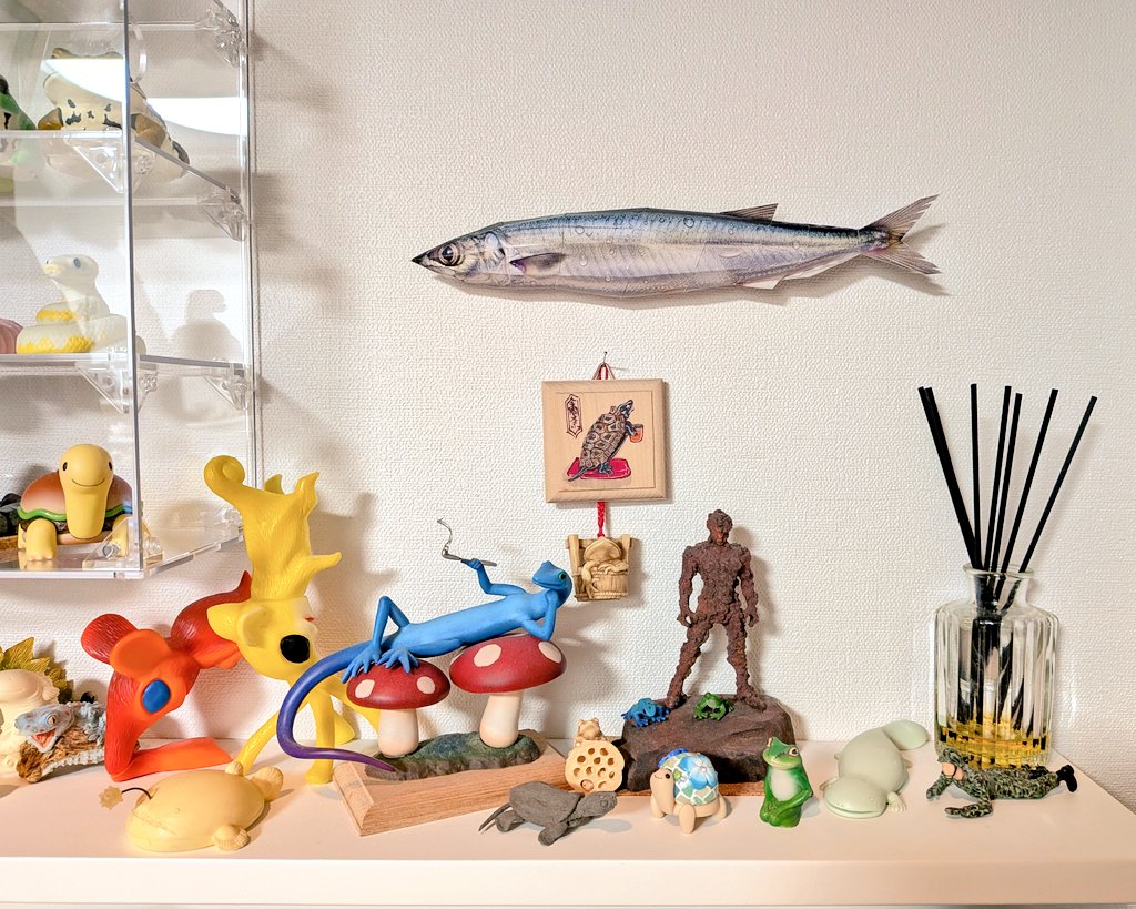 simesabay's tweet photo. 昨日のイベントでゲットした＠polygonbeeさんのサンマのペーパークラフトを早速作った！
玄関に飾ったよ、超イイ感じ💕
折り線を深くなぞり過ぎて千切れそうになったので半紙で裏打ちしたり、裏に壁掛け用の穴があるとは露とも思わず一部貼り付けてしまったので作り直したり、楽しかった〜✨️ https://t.co/TL4qppvcby
