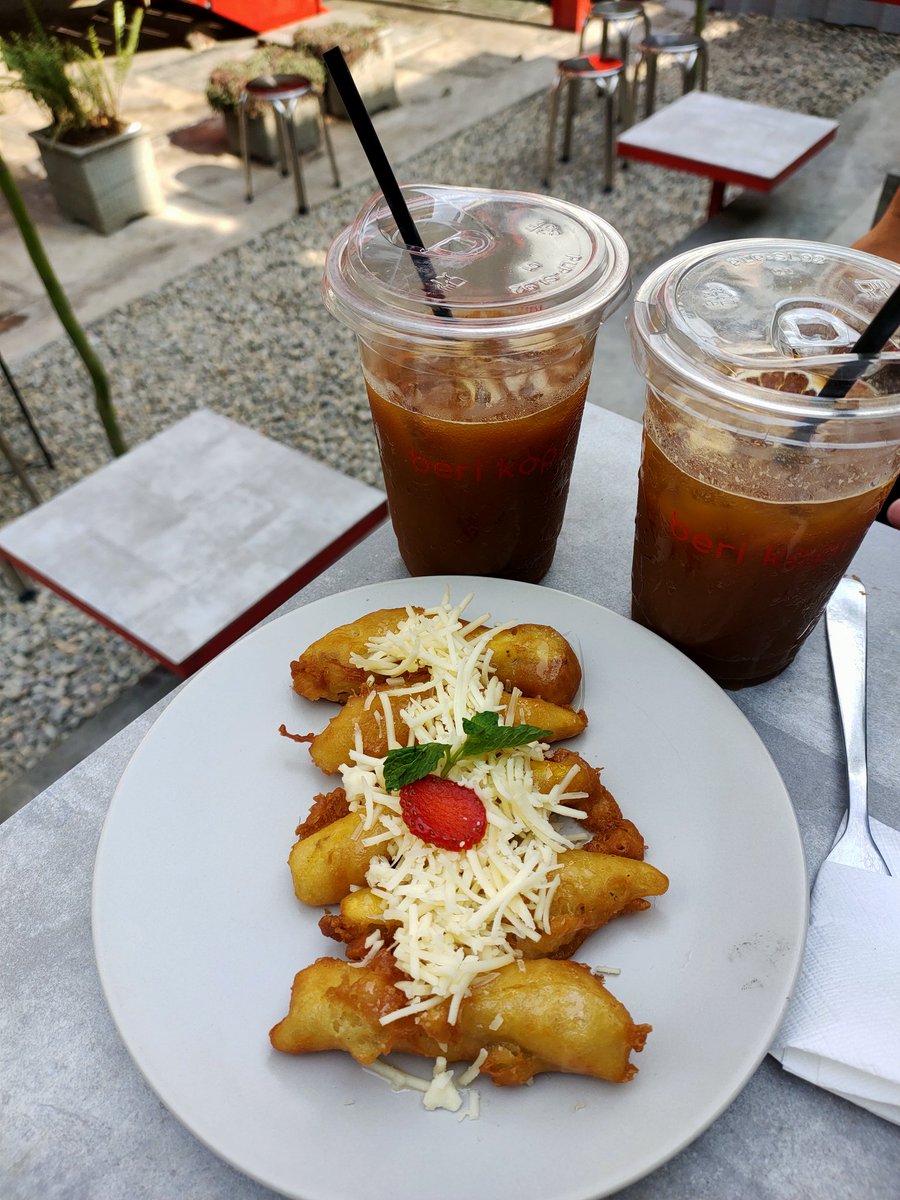 felliciamonic's tweet photo. Tempatnya geda bgt gengs ini kalian mau seRT juga muat!wkwk pw tempatnya, minumannya enak yg aku pesen americano+orange gitu. Pisangnya enak! Tahunya juga enak! https://t.co/enYzdh2hES
