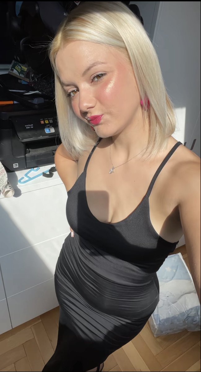 alizeaslp's tweet photo. @LeakkDeZinzin Voir ma demi-sœur dans cette position 😍😋 https://t.co/PCfsTYcXIa