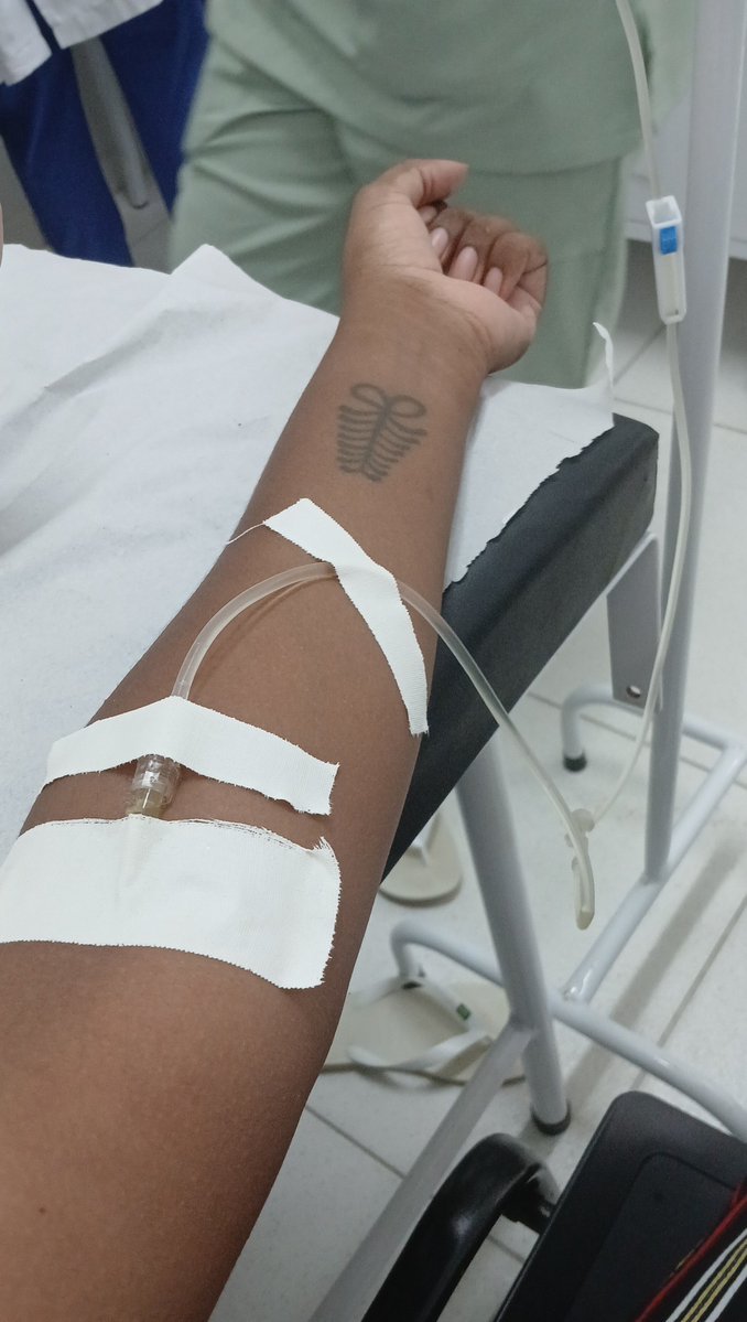 Como a gente começa uma segunda-feira? 😅
Reposição de vitaminas!

Viva o SUS!

A tatuagem é AYA, símbolo Adinkra, representa resistência e resiliência! É o que precisamos hoje! 🌿