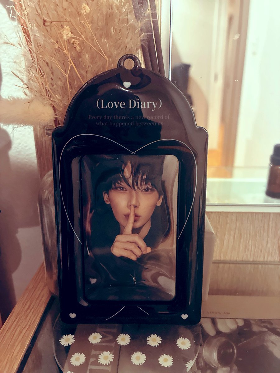 taekookaa25's tweet photo. @chichitomimi61 十ちゃん️🫧
かわいいよね🥺見えにくいけど下に素敵な言葉も英語で書いてあってとってもお気に入りです🖤ᩚ https://t.co/FDi0M73iIL