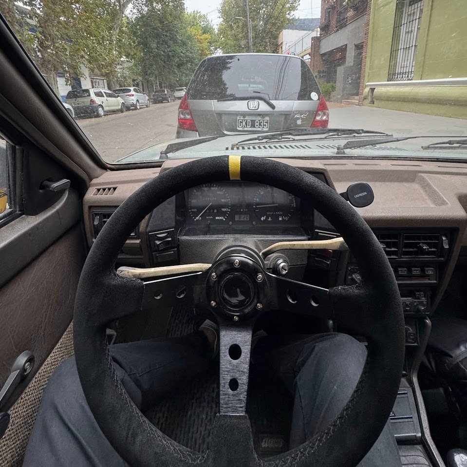 Ahora que bajé un poco mentalmente, adjunto fotos con detalles estéticos del auto. Sigo sin tener noticias de él. Era un auto viejo sí, pero era mi medio de transporte.
Dominio TTY312
#LomasdeZamora #Lanus #robo #auto