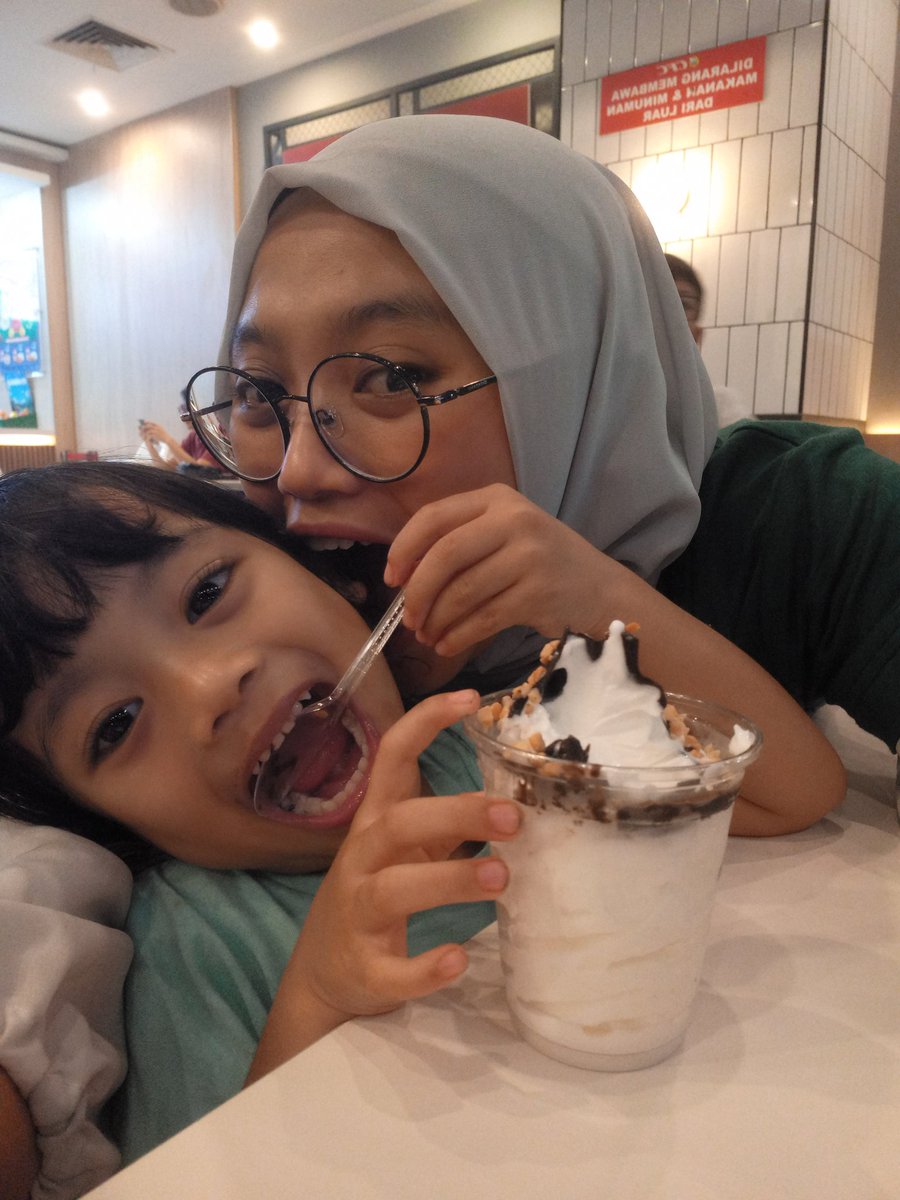 idadong's tweet photo. Cara Adiba menghargai ibunya: 

1. Ketika ibunya masakin sesuatu kalau dia suka dia akan bilang, "ibu enak sekali", tapi kalau ga suka dia ga bilang apa2, tapi makannya diemut dan lamaa banget ditelenya. 🥹💜 https://t.co/A6aD7bxYfM