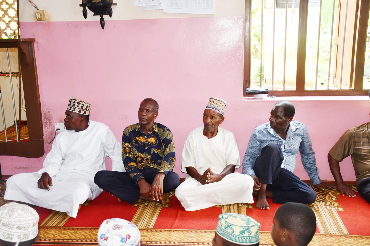 Waziri wa Nchi <a href="/tmsmim1757/">OFISI YA RAIS TAMISEMIM ZANZIBAR</a> Mhe. Idrissa Kitwana Mustafa ameshiriki Dua Maalum ya kumuombea aliyekuwa Miongoni mwa waasisi wa Mapinduzi ya Zanzibar Marehemu Maalim Hamid Ameir Ali, Dua hiyo iliyofanyika kijijini kwao Donge Mkoa wa Kaskazini Unguja.

📆 06 April, 2026