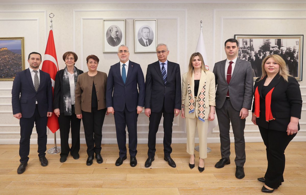 Bakanlığımızda gayretle çalışan avukatlarımızla Avukatlar Günü vesilesiyle bir araya geldik.

Kıymetli çalışma arkadaşlarıma emekleri için teşekkür ediyor; adaletin tecelli etmesine katkı sağlayan tüm avukatların 5 Nisan #AvukatlarGünü’nü bir kez daha tebrik ediyorum.💐