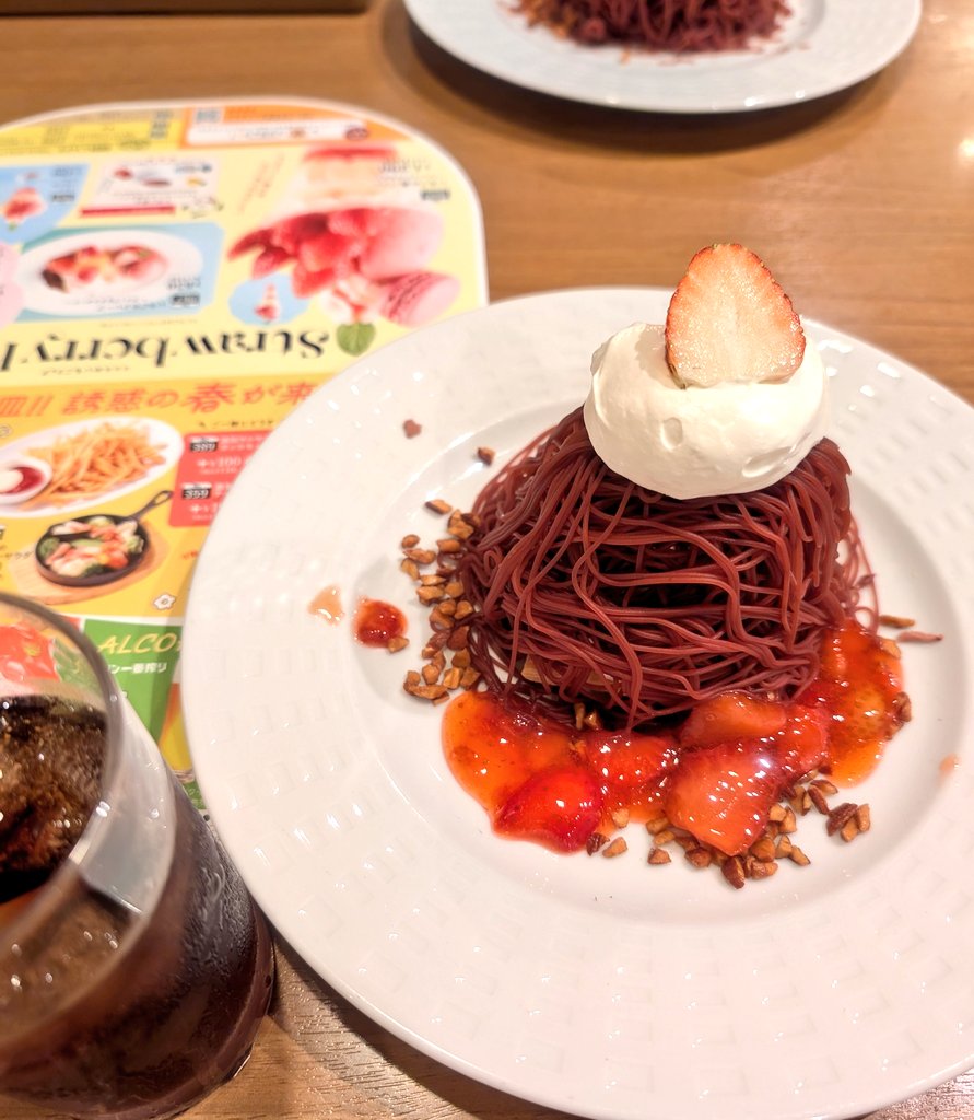 basil_minto7's tweet photo. 【ココス】期間限定♪食べてきました🏡
おめでとう！いちごのモンブラン🍓です。
中にバニラアイスとホイップとパイが隠れています🥰烏龍茶と共に...とても美味しくいただきました。７日まででしたのでギリギリ間に合いましたよ！🍰🍴
最近は花粉症で頭がぼーっとして過ごしております💦🤧ﾂﾗｲ....    #ココス