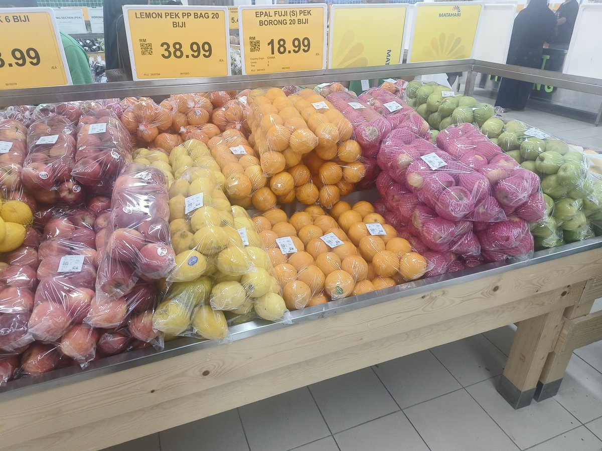 I know this is unnecessary.
Tapi tolonglah, naikkan gaji staff yg susun ni.

Lokasi: Matahari, BBN