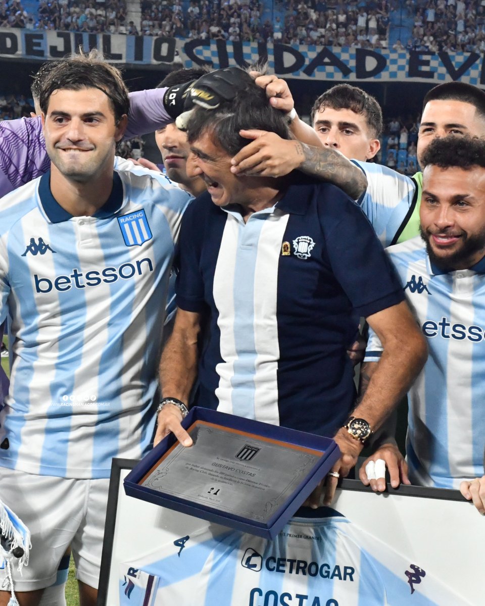 Es momento de que entendamos los hinchas de #Racing de que hay que seguir enfocándose en seguir creciendo. #Racing tiene que seguir exigiendo salir campeón todos los años. Hay que dejar de tirarse tiros en los pies. Hay que darse cuenta de que todos están esperando que #Racing