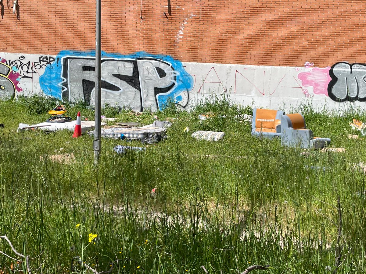 abm6008's tweet photo. Esto es la C/Praga. Escombros, basura y enseres tirados por las ventanas. Otros 5 pisos ocupados por la dejadez de @sareb y @AytoAlcorcon
¿Sólo harán algo cuando ocurra alguna desgracia? Casi 11 años con este panorama.. ¡Es vergonzoso! Alcorcón y sus vecinos no se merecen esto. https://t.co/wfh9GeDeP4