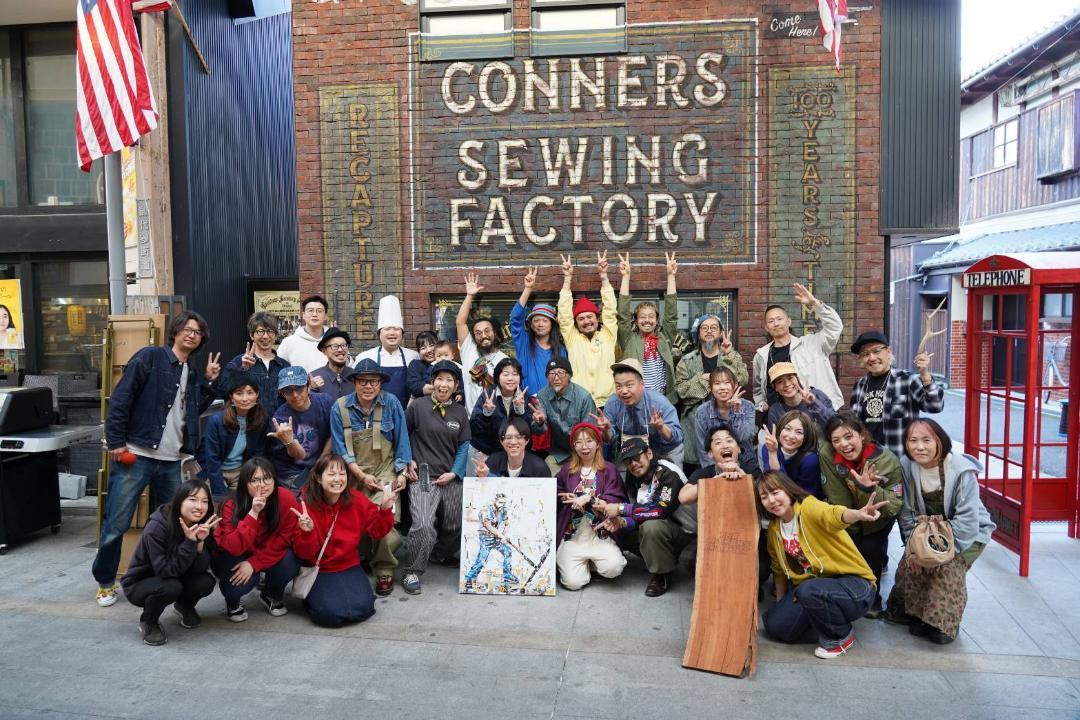 tono_collage's tweet photo. FORTYNINERSというヴィンテージ物や国内デニムの縫製・生産で有名なショップ👖
その即売イベントにライブペイントで呼んで頂きました
当日に絵のお渡し先も決まり嬉しく楽しい日でした🙏🏻✂️ https://t.co/SCFCTix5wp