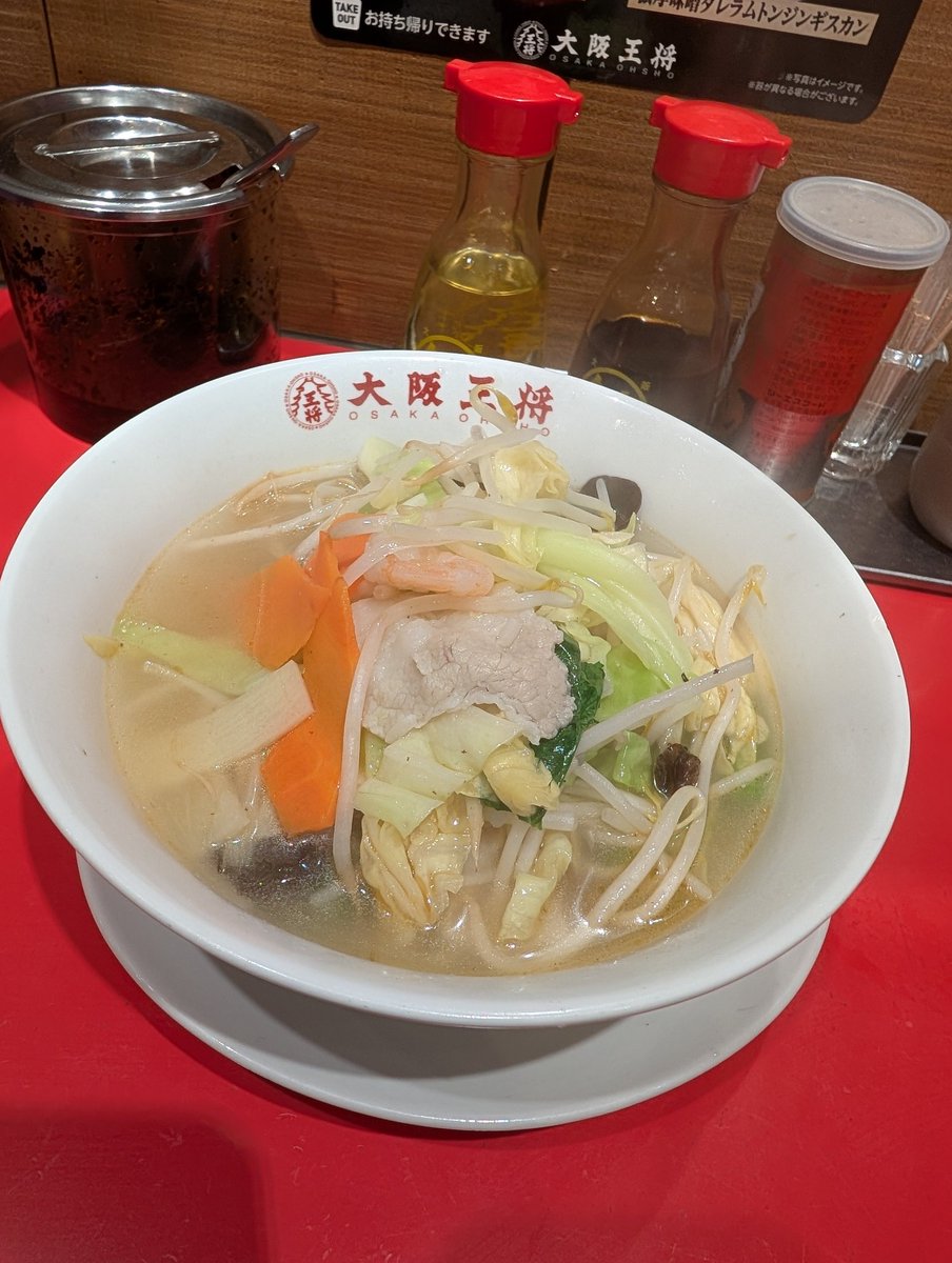ikeike0901's tweet photo. 今日食べたこのタンメン
スープの味が全くしない😓
オレの味覚がおかしいのか？
ホントお湯に浸かった麺を食べているよう😓
塩カエシを忘れさらに湯を入れただけか？
前食べた時とはまるで別物😱
まぁスタッフ全員外人さんなのでクレーム入れずガマンして食べました😂 https://t.co/UXBGSqfca2