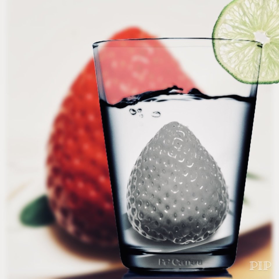 major_arcana7's tweet image. 今　と　過去

カラーからモノクロへ ⌛︎∿♘♞

色褪せて行く……The flow of time ࿐

#photographer
#strawberry
#It's a single colour