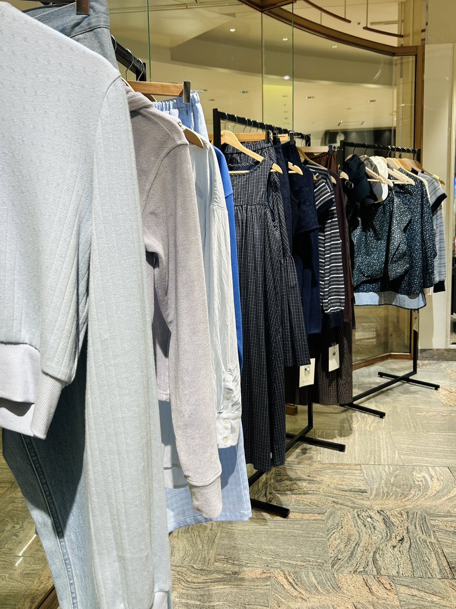 sunao_2016's tweet photo. PoFF 伊勢丹新宿店POP UP STORE
今季はシックなチェックのドレスやスカートの中に春らしいシアー素材のパンツなどが目を引きます🌸
勝田さんにはお誕生日おめでとうをお伝えしEAGGのフレグランスのお話しなどができました🧡 #PoFF https://t.co/5BvZTKPP6s