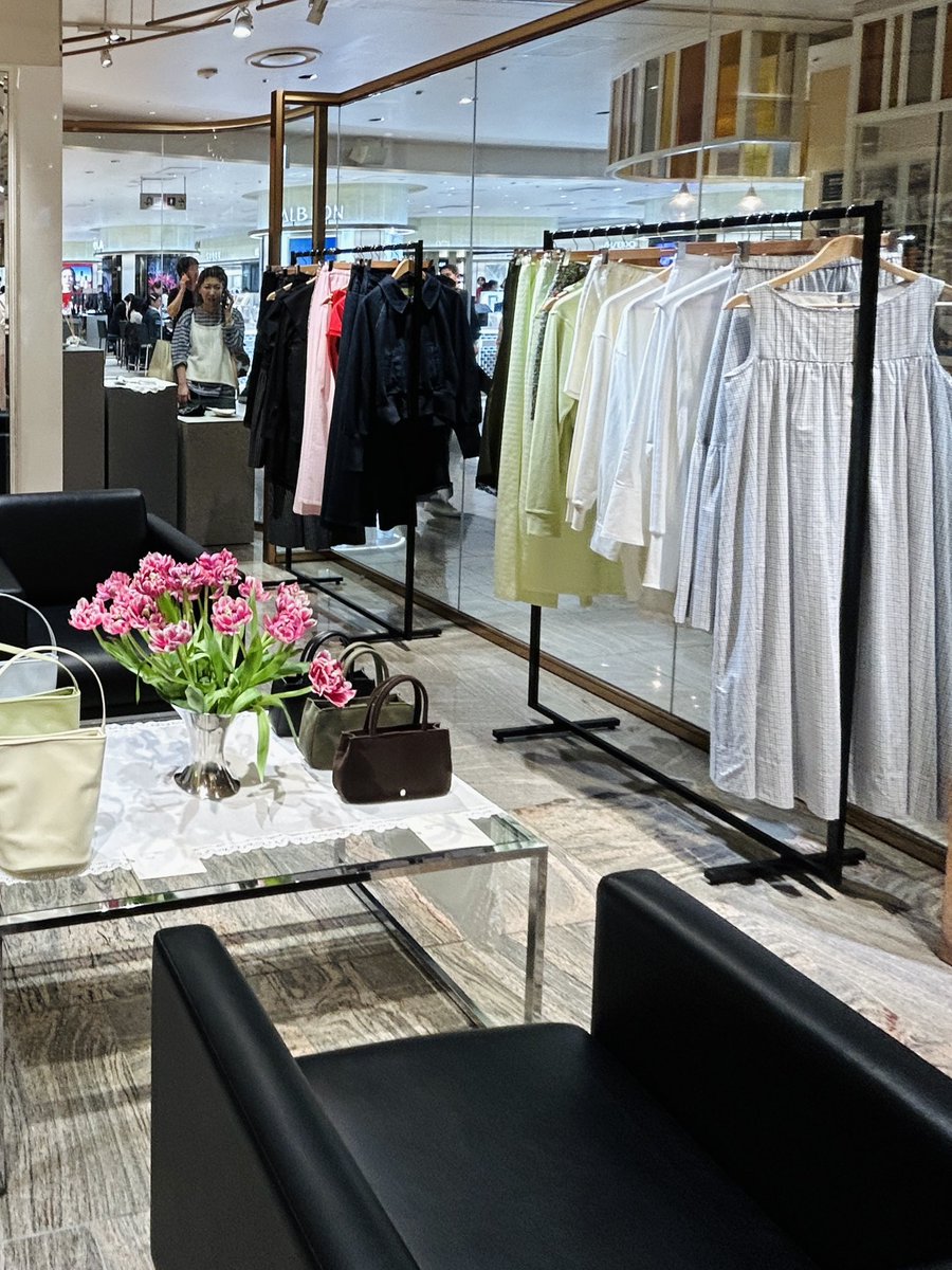 sunao_2016's tweet photo. PoFF 伊勢丹新宿店POP UP STORE
今季はシックなチェックのドレスやスカートの中に春らしいシアー素材のパンツなどが目を引きます🌸
勝田さんにはお誕生日おめでとうをお伝えしEAGGのフレグランスのお話しなどができました🧡 #PoFF https://t.co/5BvZTKPP6s