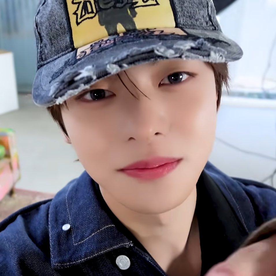 しいな tweet media