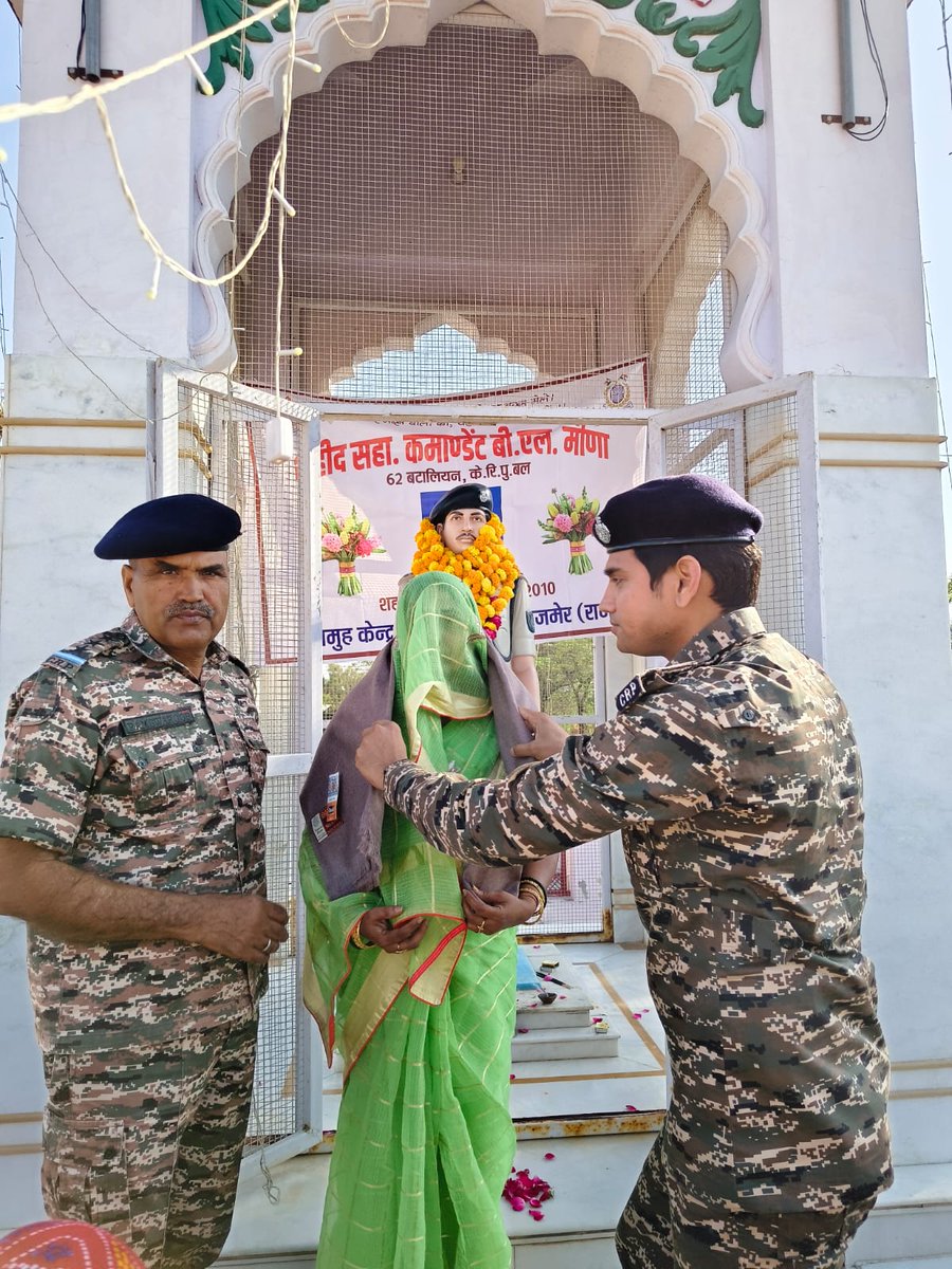 ज़िला-झुन्झुनू,राजस्थान में #CRPF के श्री बी0एल0मीणा, सहा0कमा0(62 BN)की पुण्यतिथि के अवसर पर उनके निवास गांव- पप्पूराणा,झुन्झुनू,राज0 मे उनको श्रद्धांजलिअर्पित की गई।शहीद के परिवारजनों से उनकी समस्याओं के बारे में जानकारी ली
<a href="/crpfindia/">🇮🇳CRPF🇮🇳</a>
<a href="/JKZONECRPF/">J&K ZONE</a>
<a href="/HqrsCrpf/">Rajasthan sector Hqrs, CRPF</a>
<a href="/archana_ips/">Archana</a>
<a href="/comdt62/">62BN CRPF</a>