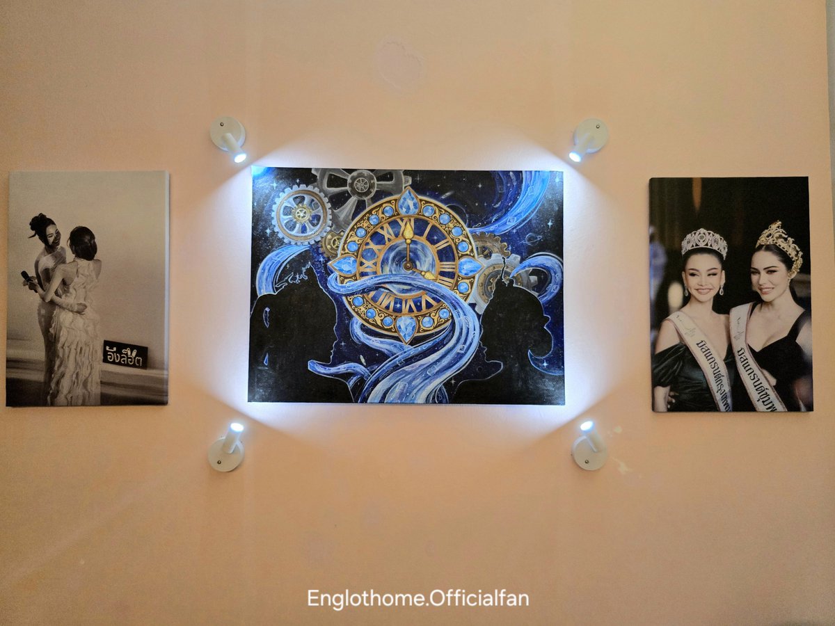 Englothome's tweet photo. 4th Anniversary ENGLOT 

ภาพทั้งหมดที่เลือกมาโชว์ใน Gallery น้อยๆ แต่ละภาพนั่งคัดเลือกอยู่นานมาก กว่าจะได้ออกมาเป็นเซตนี้ ภาพที่เลือกทุกภาพมีเรื่องเล่า มีความรู้สึกของภาพ ไม่ว่าจะผ่านรอยยิ้ม แววตา ท่าทางหรือความทรงจำแต่ละสถานที่ของอิงล็อต พยายามเล่าทุกอย่างผ่านภาพที่เลือกให้ได้มากที่สุด 😊

แม้กระทั่งภาพมือที่จับกันบนผ้าสกรีนผื่นใหญ่นั่น สื่อถึง เราจะจับมือประสบความสำเร็จได้ด้วยกัน 🤍
#EnglotHappy4thAnv 
#บ้านคู่อิงล็อต #englot #อิงล็อต