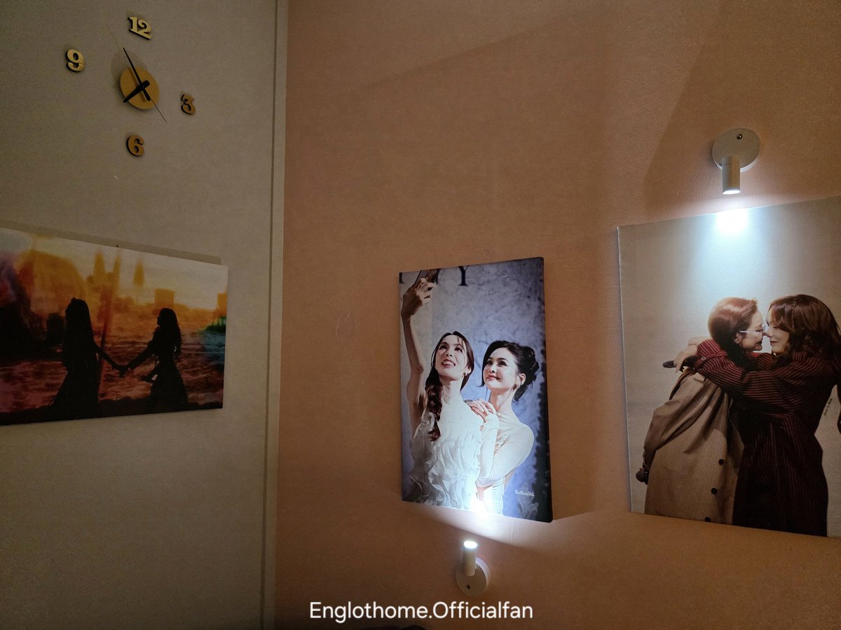 Englothome's tweet photo. 4th Anniversary ENGLOT 

ภาพทั้งหมดที่เลือกมาโชว์ใน Gallery น้อยๆ แต่ละภาพนั่งคัดเลือกอยู่นานมาก กว่าจะได้ออกมาเป็นเซตนี้ ภาพที่เลือกทุกภาพมีเรื่องเล่า มีความรู้สึกของภาพ ไม่ว่าจะผ่านรอยยิ้ม แววตา ท่าทางหรือความทรงจำแต่ละสถานที่ของอิงล็อต พยายามเล่าทุกอย่างผ่านภาพที่เลือกให้ได้มากที่สุด 😊

แม้กระทั่งภาพมือที่จับกันบนผ้าสกรีนผื่นใหญ่นั่น สื่อถึง เราจะจับมือประสบความสำเร็จได้ด้วยกัน 🤍
#EnglotHappy4thAnv 
#บ้านคู่อิงล็อต #englot #อิงล็อต