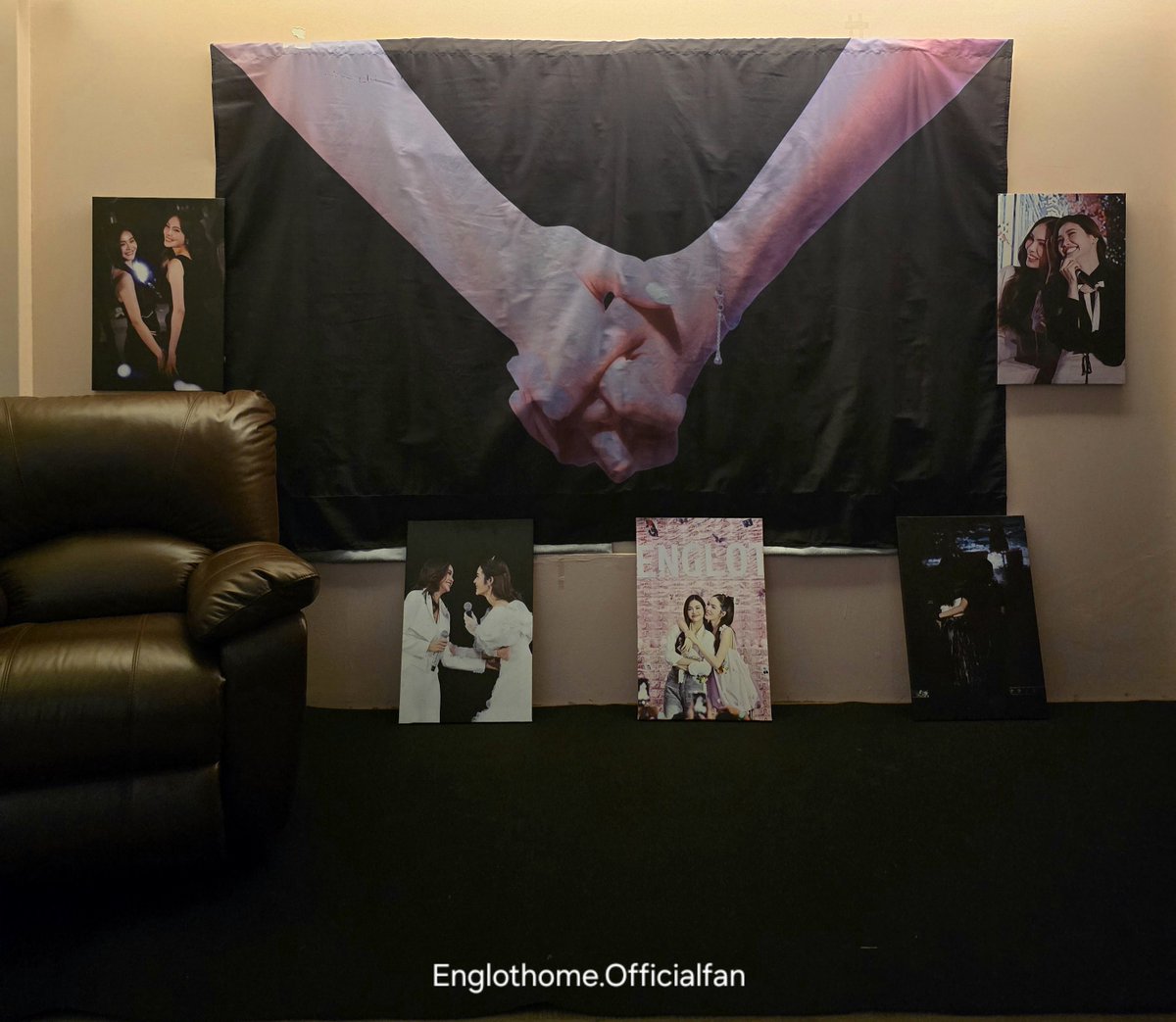 Englothome's tweet photo. 4th Anniversary ENGLOT 

ภาพทั้งหมดที่เลือกมาโชว์ใน Gallery น้อยๆ แต่ละภาพนั่งคัดเลือกอยู่นานมาก กว่าจะได้ออกมาเป็นเซตนี้ ภาพที่เลือกทุกภาพมีเรื่องเล่า มีความรู้สึกของภาพ ไม่ว่าจะผ่านรอยยิ้ม แววตา ท่าทางหรือความทรงจำแต่ละสถานที่ของอิงล็อต พยายามเล่าทุกอย่างผ่านภาพที่เลือกให้ได้มากที่สุด 😊

แม้กระทั่งภาพมือที่จับกันบนผ้าสกรีนผื่นใหญ่นั่น สื่อถึง เราจะจับมือประสบความสำเร็จได้ด้วยกัน 🤍
#EnglotHappy4thAnv 
#บ้านคู่อิงล็อต #englot #อิงล็อต
