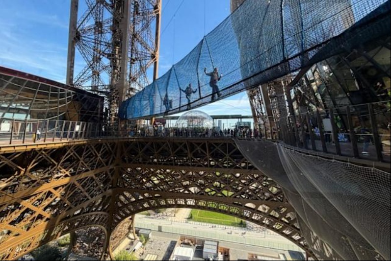 EventsSportsAG's tweet photo. El turismo evoluciona… y las experiencias también
La Torre Eiffel ahora se vive desde otra perspectiva:
un puente colgante de 40 metros a más de 50 metros de altura. Caminar literalmente “sobre el vacío” entre sus pilares es la nueva forma de sentir París.
¿Te atreverías? #Paris https://t.co/nvRc4rJfmn