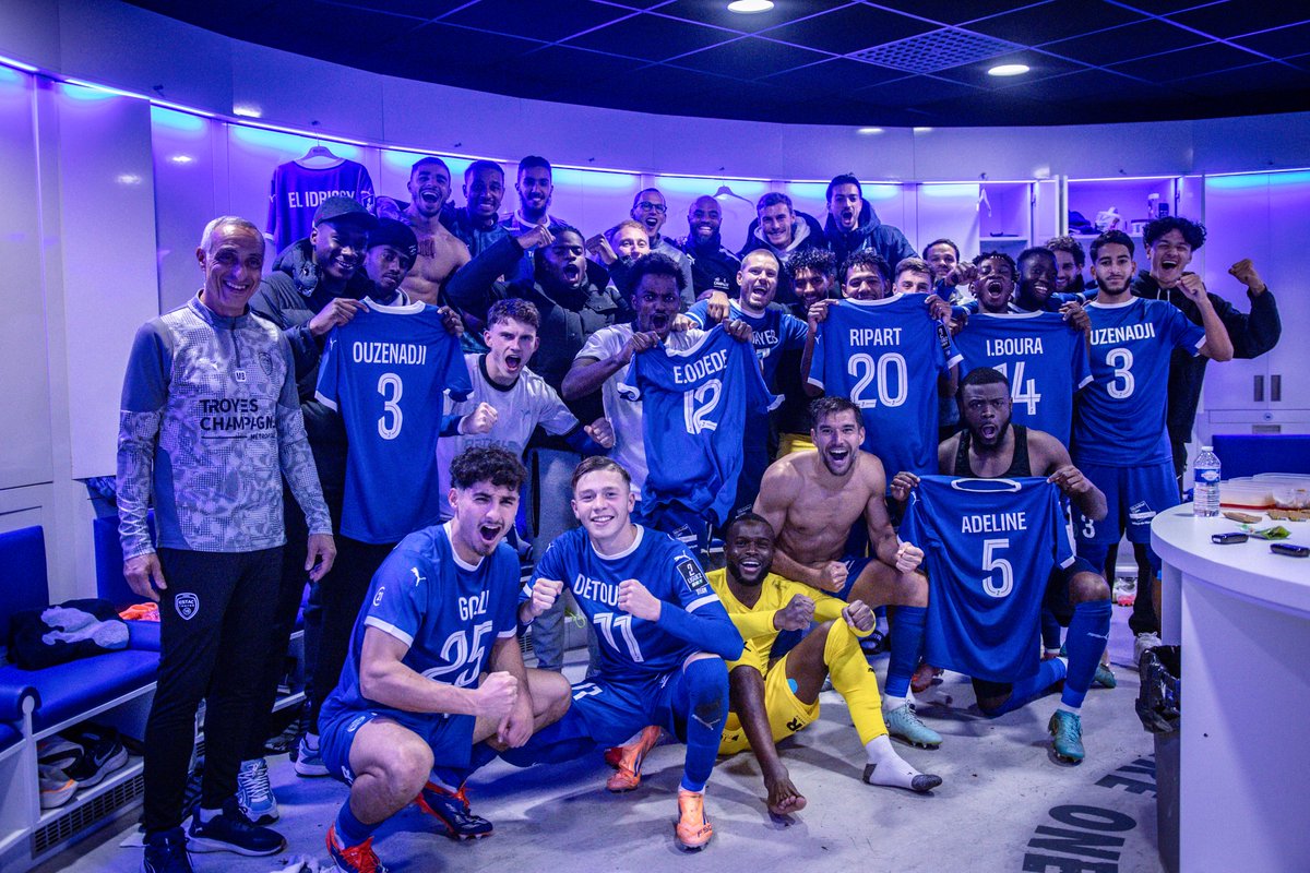 LukaMarrey's tweet photo. [THREAD] L’ESTAC, une 1ère place vraiment imméritée ?

Pour beaucoup de suiveurs de la Ligue 2, la première place de l’ESTAC est biaisée entre décisions arbitrales favorables, coups de chance et méformes des rivaux. Mais est-ce bien vrai ? https://t.co/NC3o1ewmvm