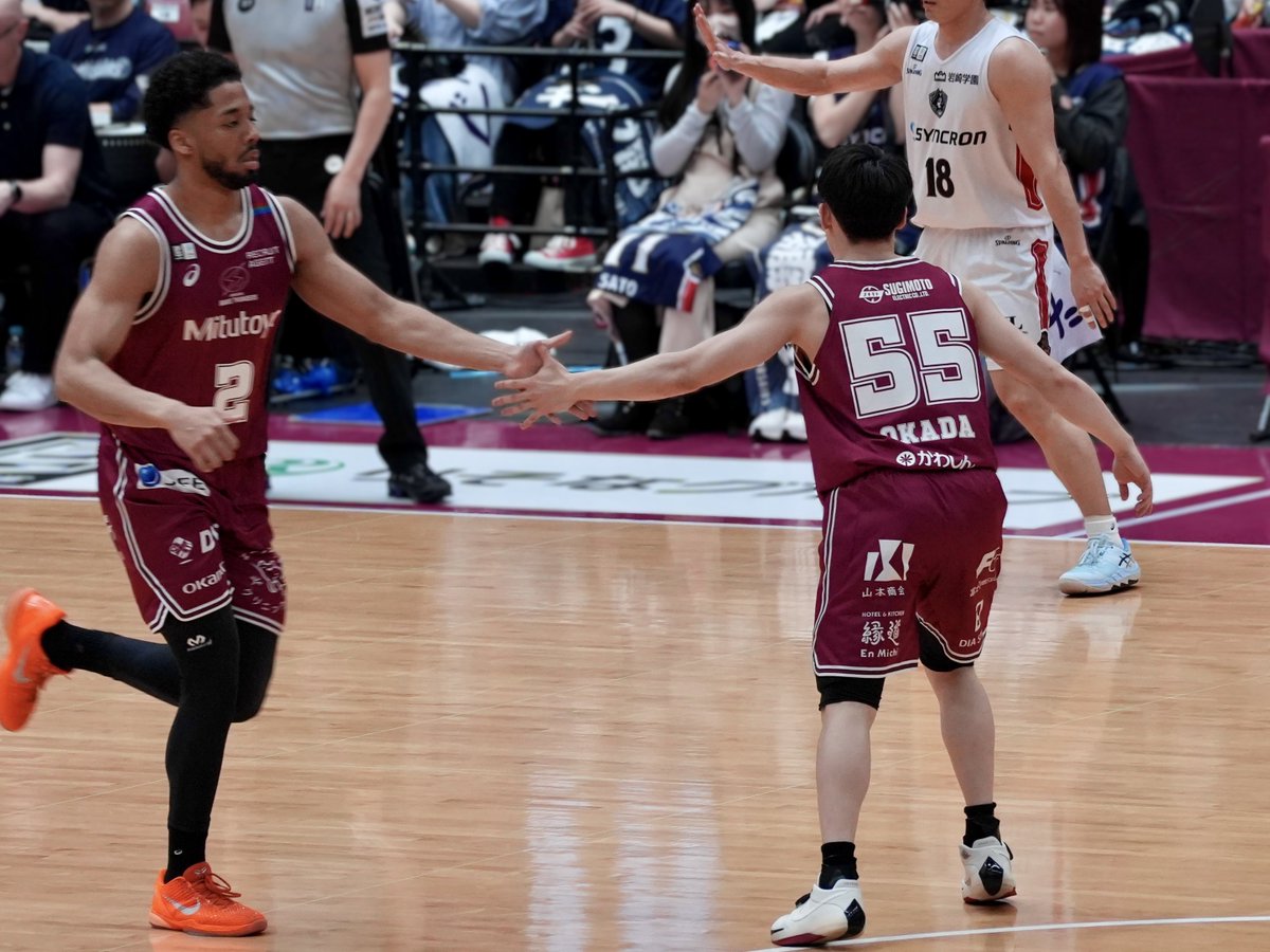KobeAnatembea's tweet photo. 2本目のレイアップが決まった時はベンチで吠えている岡田くんがいて、3Qでは岡田くんスティールからのロイくんボスハンドダンクという展開もあって…！
この同級生コンビがベンチでよく話をしている姿を見ていたから、2人揃って伸び伸びとプレーしている姿は胸熱すぎた…！！ https://t.co/guMAdHjGZL
