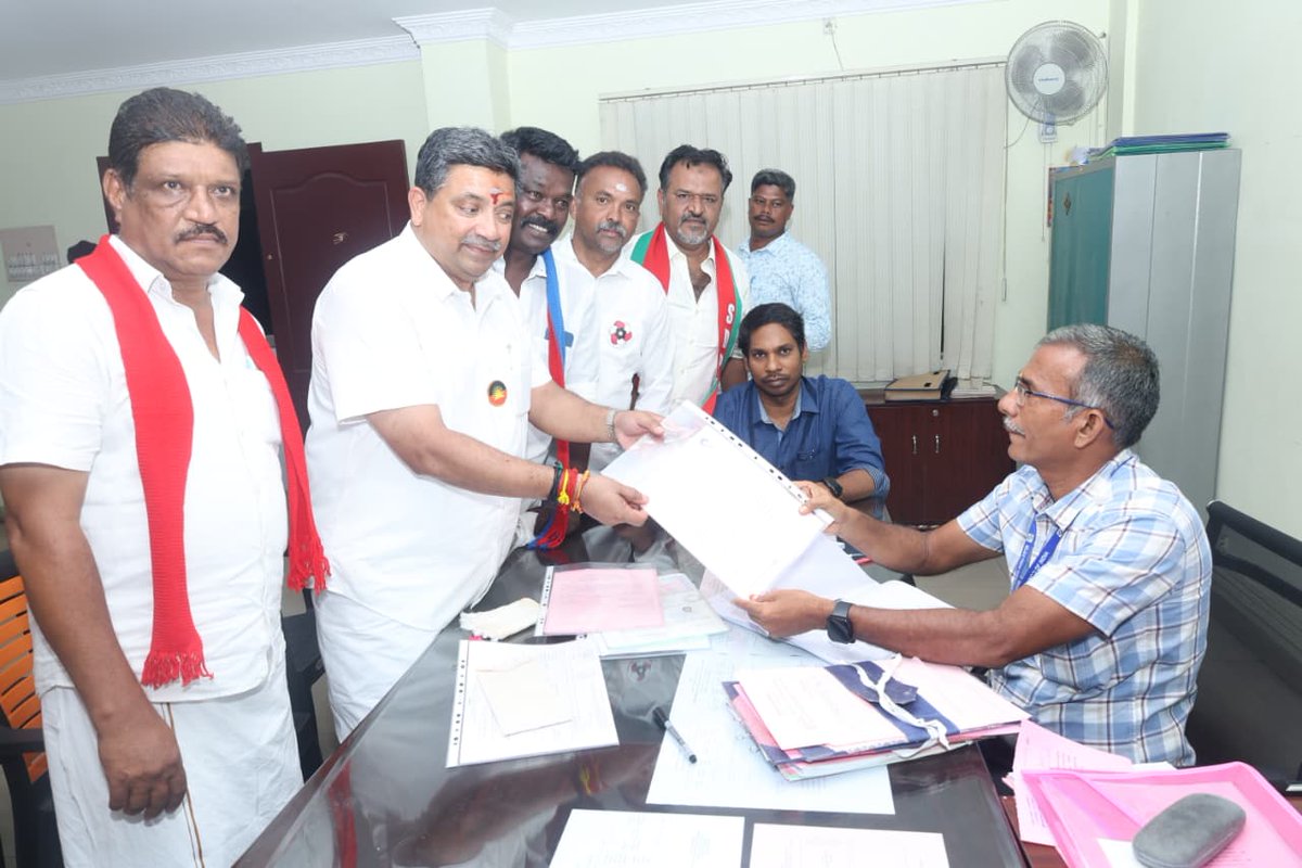 VckMuthukumar's tweet photo. 06.04.2026
மதுரை மத்திய சட்டமன்ற தொகுதியில்  மாண்புமிகு அமைச்சர் @ptrmadurai  அவர்கள் இன்று வேட்பு மனுவை தாக்கல் செய்தார். #விடுதலைசிறுத்தைகள்  கட்சியின் சார்பில் முன்னனிதோழர்கள்
பெருமளவில் கலந்து
கொண்டனர். 
Thol.Thirumavalavan
#DMKAlliance #VCKSOCIALMEDIA i #VCK https://t.co/zmd7OdvdUe