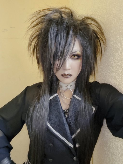 FrillyGraveyard's tweet photo. Oh he looks so pretty with gold contacts!!!!!

He reminds me of a Harpy!

Birdman!!!! https://t.co/XQkspCRORG