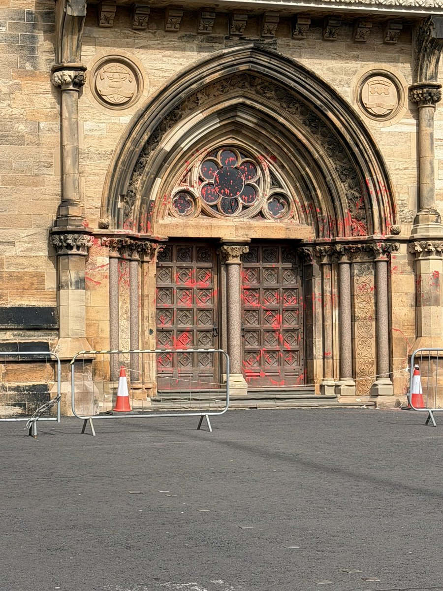 AbhaPaulina's tweet image. Glasgow university main door under the tower ,  vandalised but a group of irresponsible thugs with red / orange paint …. I hope they get caught and pay for it … #Glasgow