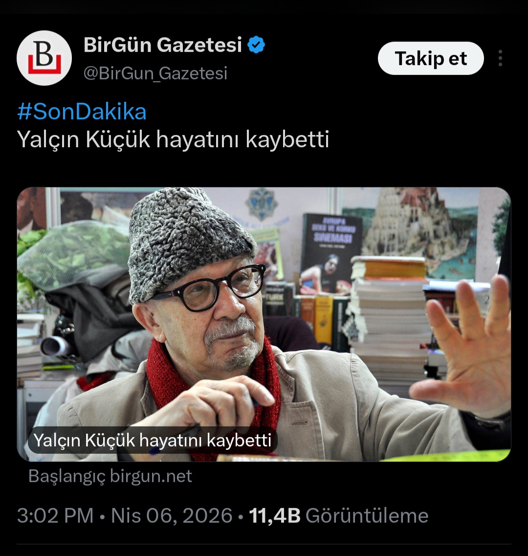 _agustoperez's tweet photo. Ve maalesef beklenen son! Allah rahmet eylesin, başımız sağolsun

Aydın geleneğimizin son büyük temsilcisi, çoraklaştırılmış ve kuraklıkta kıvranan ülkenin esteti, başkalarının cinayetlerini işlemeyi kendine vazife bilmiş sevimli katili, delilikle dahilik arasında gidip gelen büyük öğretmeni bir süredir mecburen çekildiği inzivayı da sonlandırıp göçtü

Acar bir üniversite talebesiyken tanıştım tezleriyle ve kitaplarıyla. Türkiye Üzerine Tezler'i ilk okuduğumda yaşadığım karmaşayı, şaşkınlığı, zihnime üşüşen ve uçuşup duran soru işaretlerini dün gibi hatırlıyorum. Allak bullak olmuş, bildiğimi zannettiğim ve o yaşa kadar öğrendiğim her şeyi, yakaladığım perspektifin de sevinciyle Boğaz'ın mavi sularına kürelemiştim.

Sonra isim-bilim ve Sabetayizm/İbraniyet deşifrasyonuna yoğunlaştım. Türklüğü rehabilite ettiğini, hatta sırf bu yüzden heykelinin dikilmesi gerektiğini düşünüyordum. Ve esasen yaptığının Mahir Çayan'ın tezlerine emsalsiz bir katkı olduğunu fark edebiliyordum. Tekelistan, İsyan, Sırlar, başyapıtları diyebileceğim Tekeliyet ile Tezler'deki tezleriyle yer yer ciddi ölçüde çeliştiği Gizli Tarih de dahil olmak üzere tüm kitaplarını okudum. 

Hele ki çıkar çıkmaz aldığım Gizli Tarih'i bir solukta bitirdiğimde, tıpkı kendisinin Hamidizm=Kemalizm sonucuna vardığında yazı makinesinden kaçması gibi, kitabı derhal baştan okumak istememe rağmen kenara fırlatıp günlerce kaçtım.

Ya davulcuya ya zurnacıya kaçabilecek toy bir sosyalist üniversite talebesiyken düşünmeyi, sormayı, sorgulamayı, istisnalara ve sapmalara odaklanabilmeyi Yalçın Küçük'ten öğrendim diyebilirim. Ve tabii Türkiye'yi, Cumhuriyet'i, Cumhuriyet'in kuruluşunu...

Marksist bir iktisatçı, Türk'e tarih okumayı öğretti. Marksist bir iktisatçı, Türk'e bir tarih perspektifi kazandırdı. Marksist bir iktisatçı, kasten tahrif ve karikatürize edilen tezleriyle Türklüğü rehabilite etti. Ve ''şeytana pabucunu ters giydirecek'' aklıyla sosyalizme, emekçilere ve cumhuriyete hep sadık kaldı.

Kendisine hem bana kattıkları için kendi adıma hem de kanının son damlasına kadar bağlı olduğu bu ülke adına gözlerim dolu dolu şükranlarımı sunuyorum.