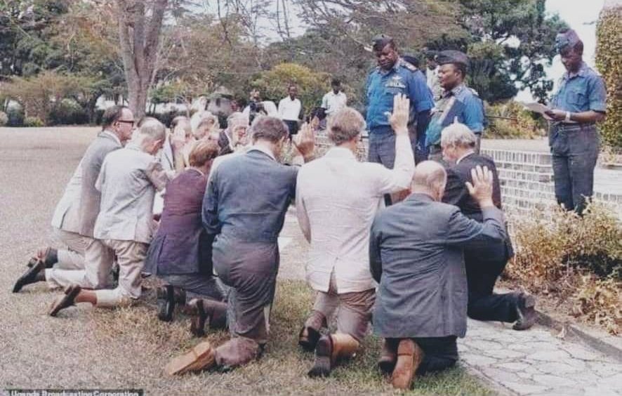 zoomafrika1's tweet photo. The only picture in the world you'll never see in History Books where the colonial master was brought to his knees by the colonial servant. https://t.co/s0cpvyOUkP