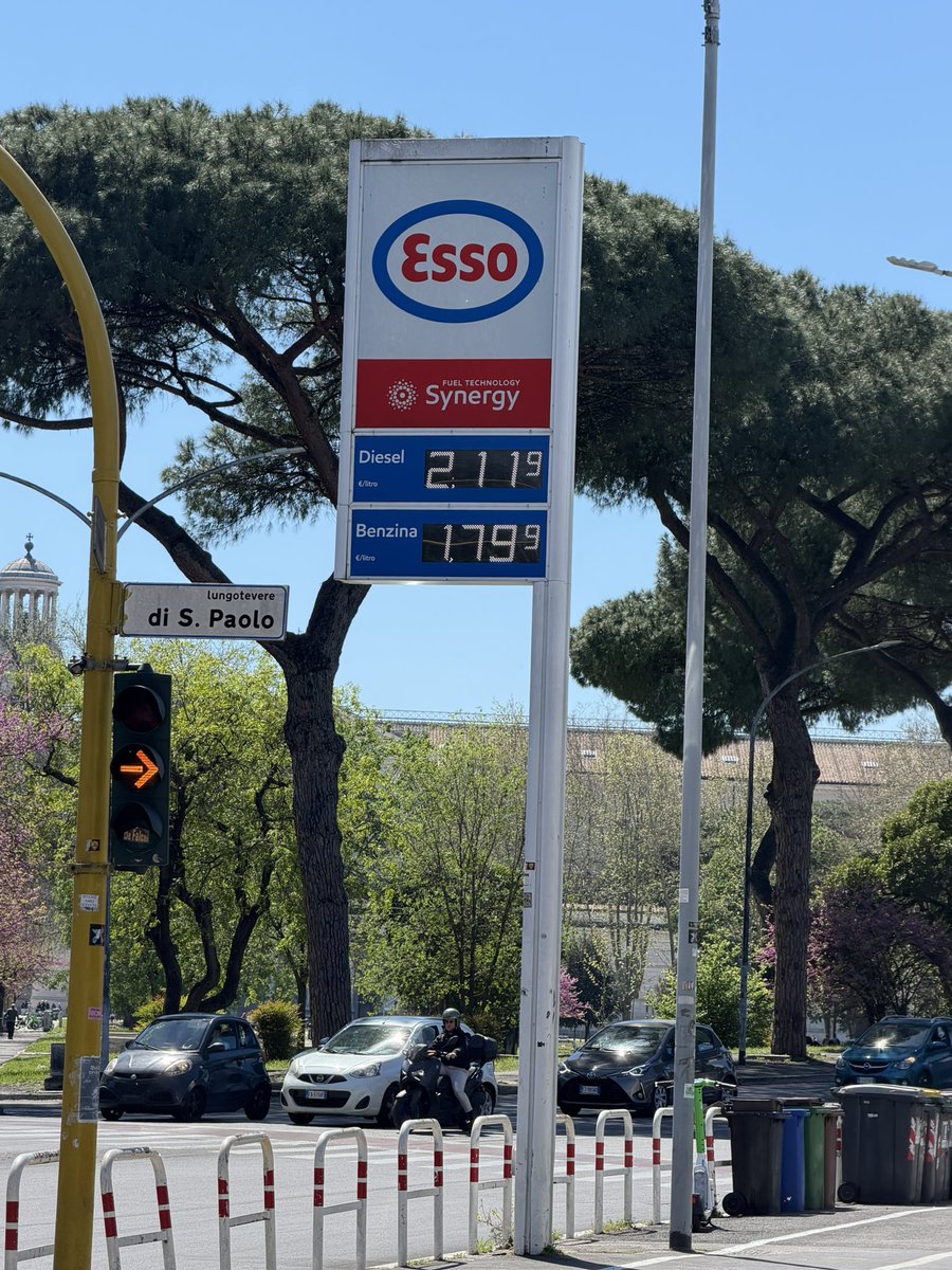 riooljournalist's tweet photo. Met Pasen in Rome: benzine hier nét buiten het centrum gewoon €1,80 / liter.
Kabinet #Jetten is helemaal van de pot gepleurd.
Opzouten met die linkse boevenbende!📣

#JettenOUT #brandstof #Vandaaginside #accijns #btw #energieprijzen #PVV #Vlam #Geenstijl #Vos https://t.co/JDs9EvJalP