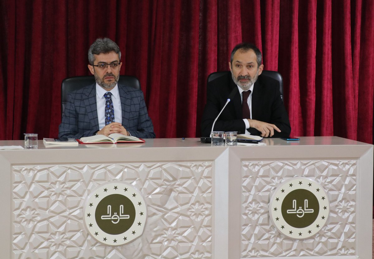 Konya Dini İhtisas Merkezimizde düzenlenen Din Görevlileri Mesleki Gelişim Hizmet İçi Eğitim Kursu kapsamında kursiyerlere yönelik kurs başı sözlü sınav gerçekleştirildi.

Sınavın tamamlanmasının ardından merkezimiz konferans salonunda kursiyerlerin katılımıyla tanışma ve
