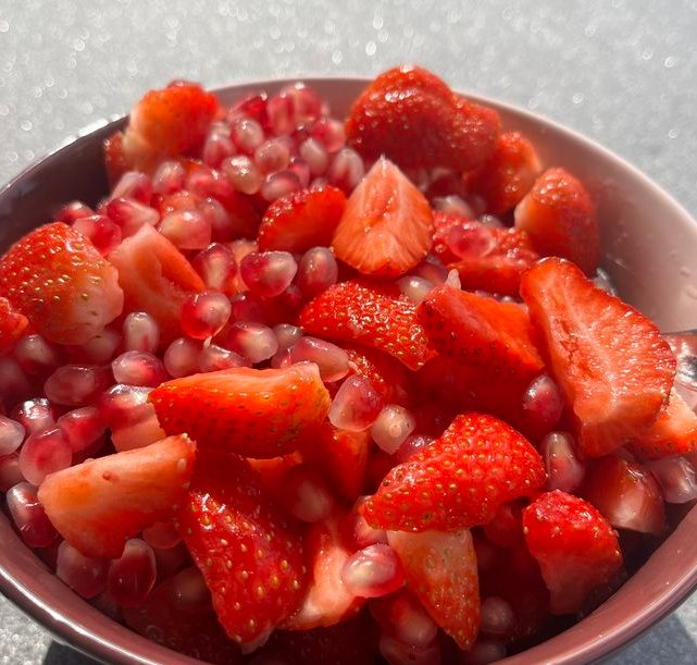 LabMariam48488's tweet image. ✨ Nature’s candy in a bowl!

Sweet strawberries and juicy pomegranate - refreshing, colorful, and irresistible.

💬 Would you add honey or keep it natural?
 #HealthySnacks #FoodInspo 
#FreshEats #HealthyChoices #MariamFoodLab