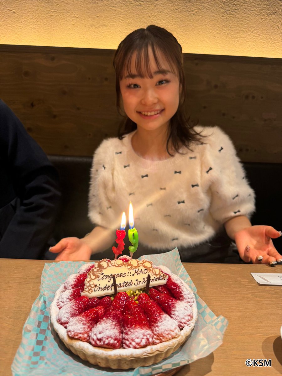 KSM2023KSM's tweet photo. 無我夢中で駆け抜けたこの1年。

形に残していただけることが
なにより嬉しいです🥹

是非、ご覧ください🙇‍♂️

#スポーツヒューマン　

最強の17歳
この悔しさを胸に
#フィギュアスケート
#島田麻央
#NHKBS
4月6日(月曜) 23:25-0:10 
スポーツ×ヒューマン

🐟TEAM MAO🐟
#木下グループ
#Noevir
#Nike
#島田家🏠
#コロマル🐶

#いつも心にハンギョドン