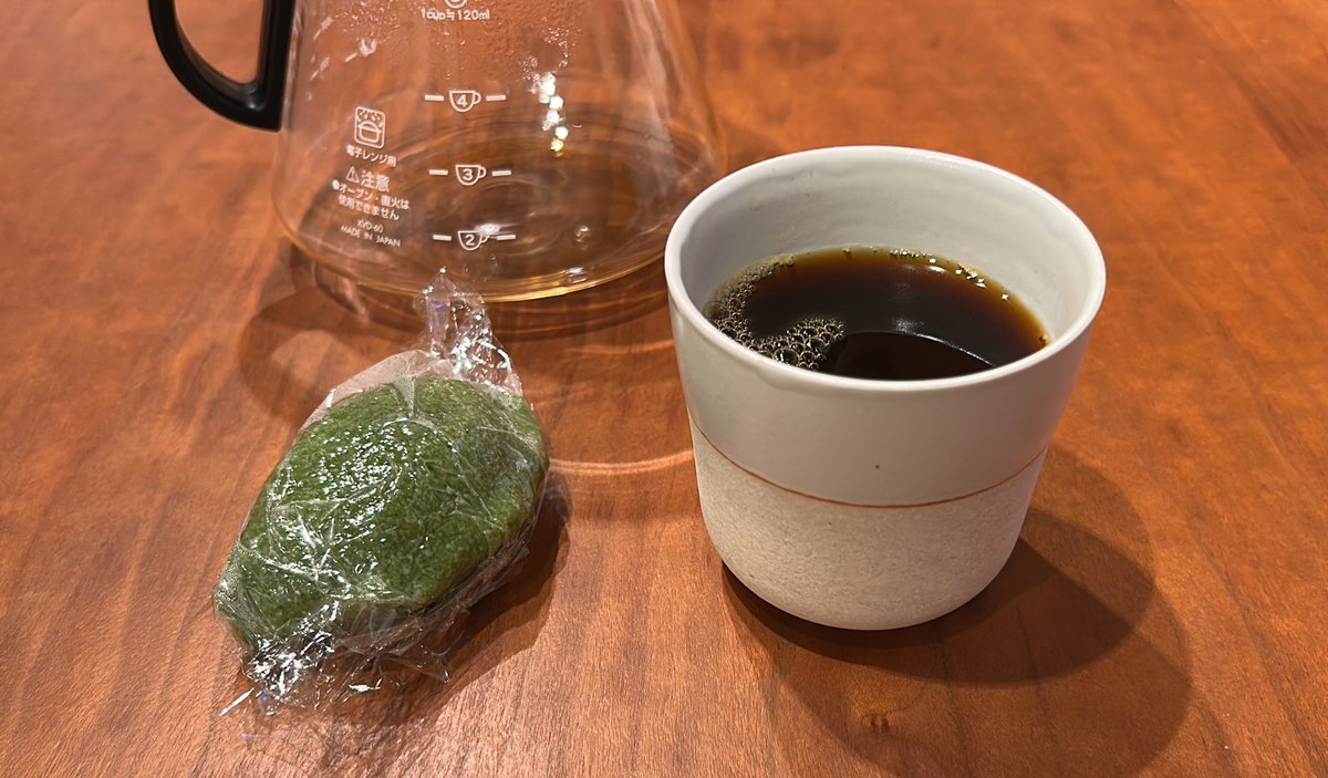 kokomomo474's tweet image. 旦那さんがコーヒーにハマり始めて２ヶ月…。無趣味とかより良いので応援してます…私もブラック☕️は「甘さ」さえあればなんとか飲めます…
それで食べて食べて……（暴食…）

#もうすぐ22時
#pms