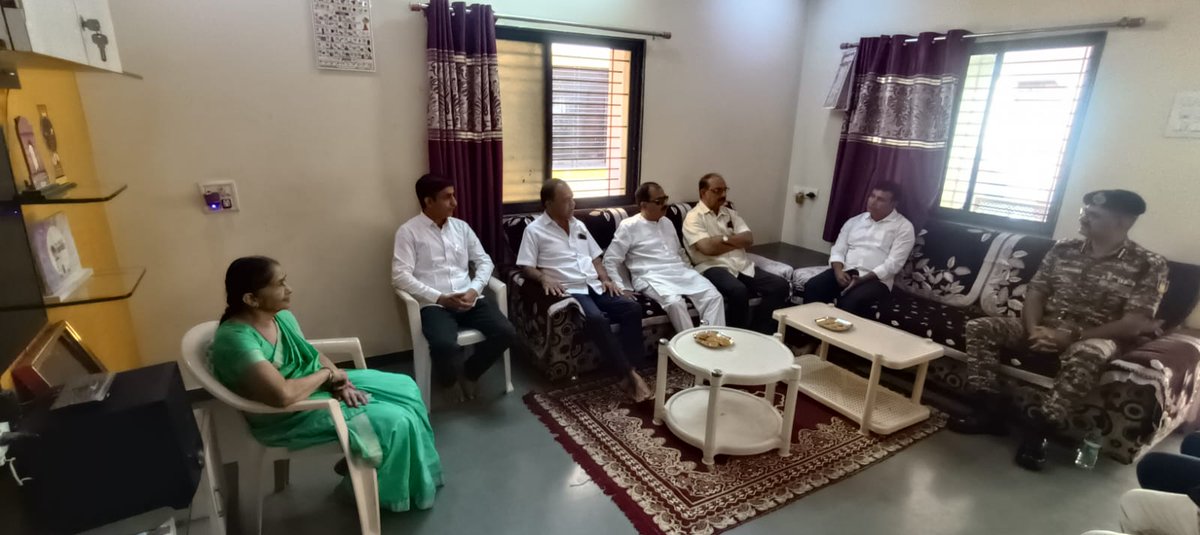 Shri Vaibhav Nimbalkar, IPS, DIG GC Pune visited the Veer Pariwar of Ct. Laxman Patil and Ct. Hemant Joshi at Chalisgaon, Jalgaon(MH). Floral tributes were paid. Welfare issues heard and addressed.CRPF stands firmly with its Veer Pariwar—today and always
#CRPF #WESTERNSECTORCRPF