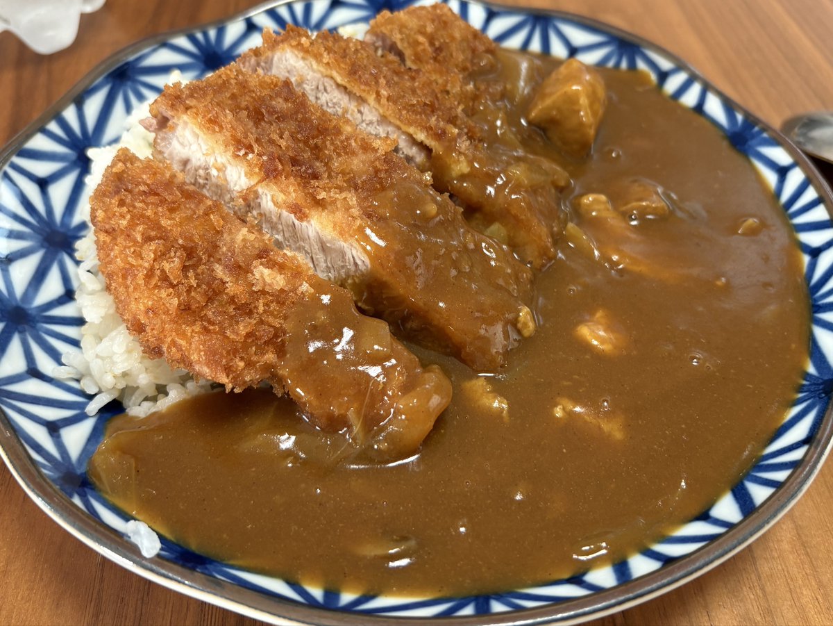 Kanjin_bear's tweet image. 世界の皆様へ。私は、最後の晩餐は「カツ丼」と決めています。豚肉のカツレツを和風出汁と卵で蒸してご飯に乗せる。フランスの「コートレット」が日本の「出汁（旨味）」文化、鶏卵を生で食べる異常なこだわりと融合した奇跡の料理。
次点で、カツカレー。意味わからんくらい美味い。#helloworld