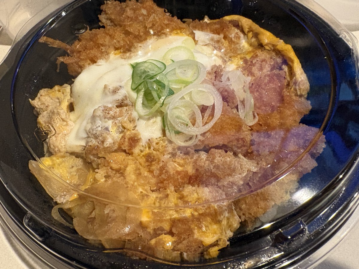 Kanjin_bear's tweet image. 世界の皆様へ。私は、最後の晩餐は「カツ丼」と決めています。豚肉のカツレツを和風出汁と卵で蒸してご飯に乗せる。フランスの「コートレット」が日本の「出汁（旨味）」文化、鶏卵を生で食べる異常なこだわりと融合した奇跡の料理。
次点で、カツカレー。意味わからんくらい美味い。#helloworld