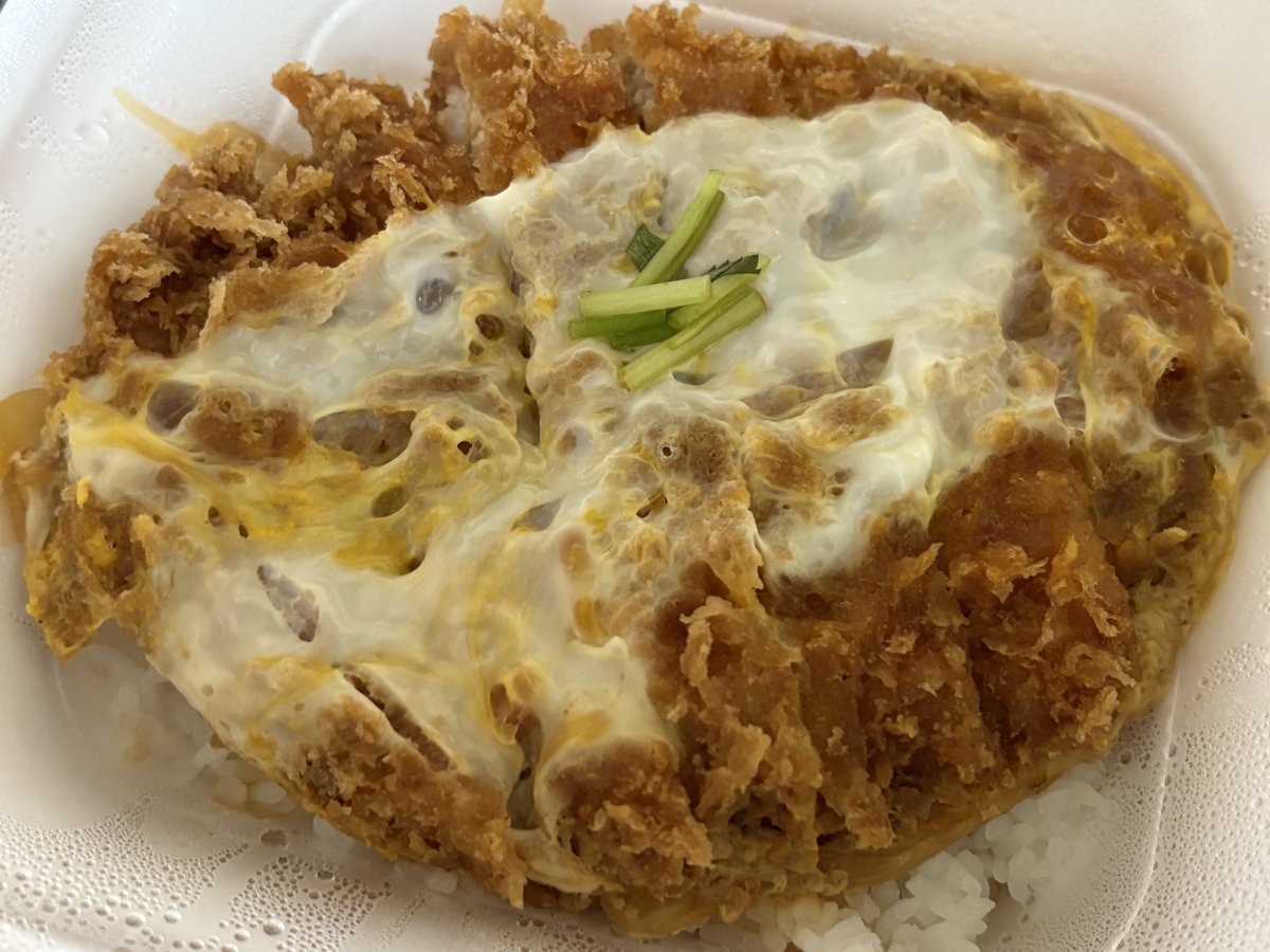Kanjin_bear's tweet image. 世界の皆様へ。私は、最後の晩餐は「カツ丼」と決めています。豚肉のカツレツを和風出汁と卵で蒸してご飯に乗せる。フランスの「コートレット」が日本の「出汁（旨味）」文化、鶏卵を生で食べる異常なこだわりと融合した奇跡の料理。
次点で、カツカレー。意味わからんくらい美味い。#helloworld