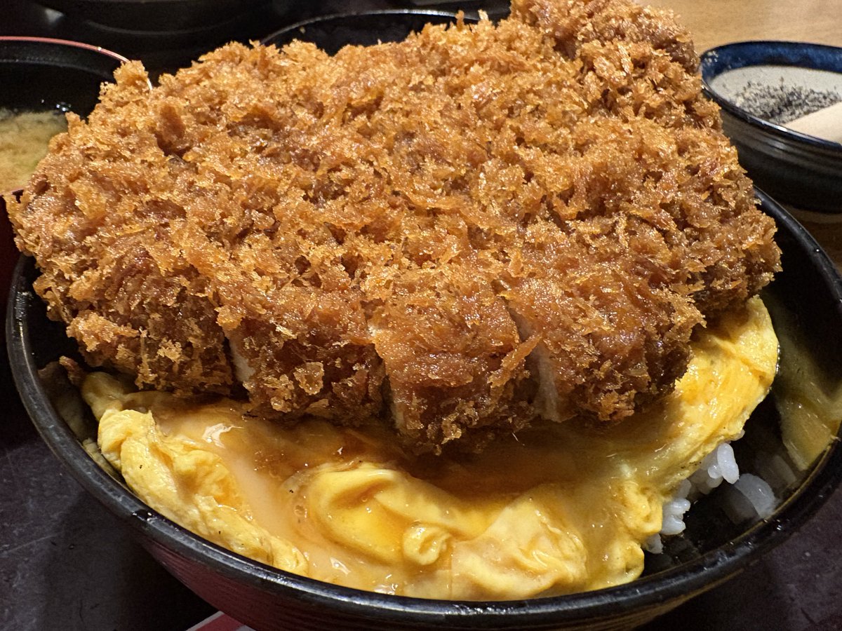 Kanjin_bear's tweet image. 世界の皆様へ。私は、最後の晩餐は「カツ丼」と決めています。豚肉のカツレツを和風出汁と卵で蒸してご飯に乗せる。フランスの「コートレット」が日本の「出汁（旨味）」文化、鶏卵を生で食べる異常なこだわりと融合した奇跡の料理。
次点で、カツカレー。意味わからんくらい美味い。#helloworld