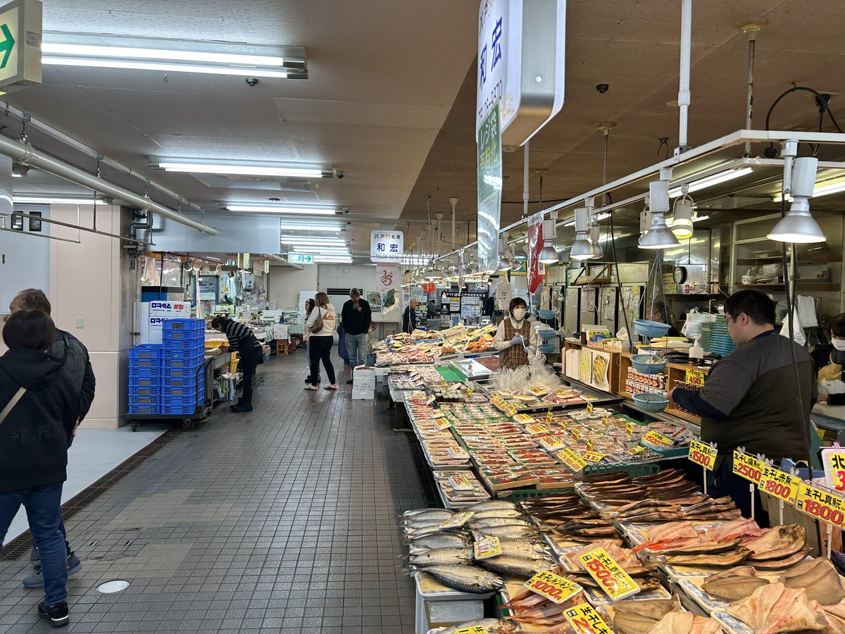 newbugnao's tweet photo. 2日目
お約束の八食センターへ開店と同時に突入。
控えめに言っても最高。
市場でBBQできるって考えた人、天才だわ
案の定、駐車場は山形ナンバーだらけ。
#montedio
#山形サポ八戸遠征 https://t.co/nlcC5cTDuB